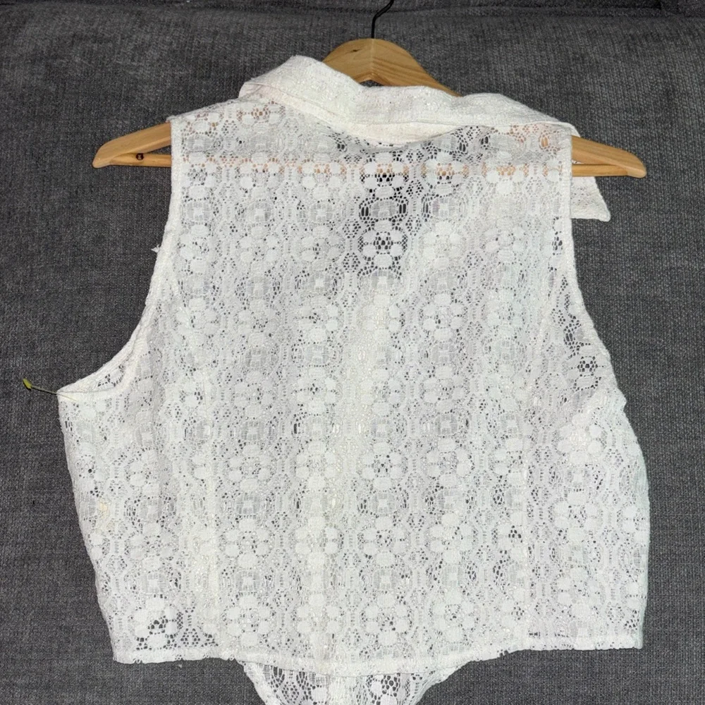 Iris Los Angeles White Lace Sleeveless Top - Picture 3 of 7